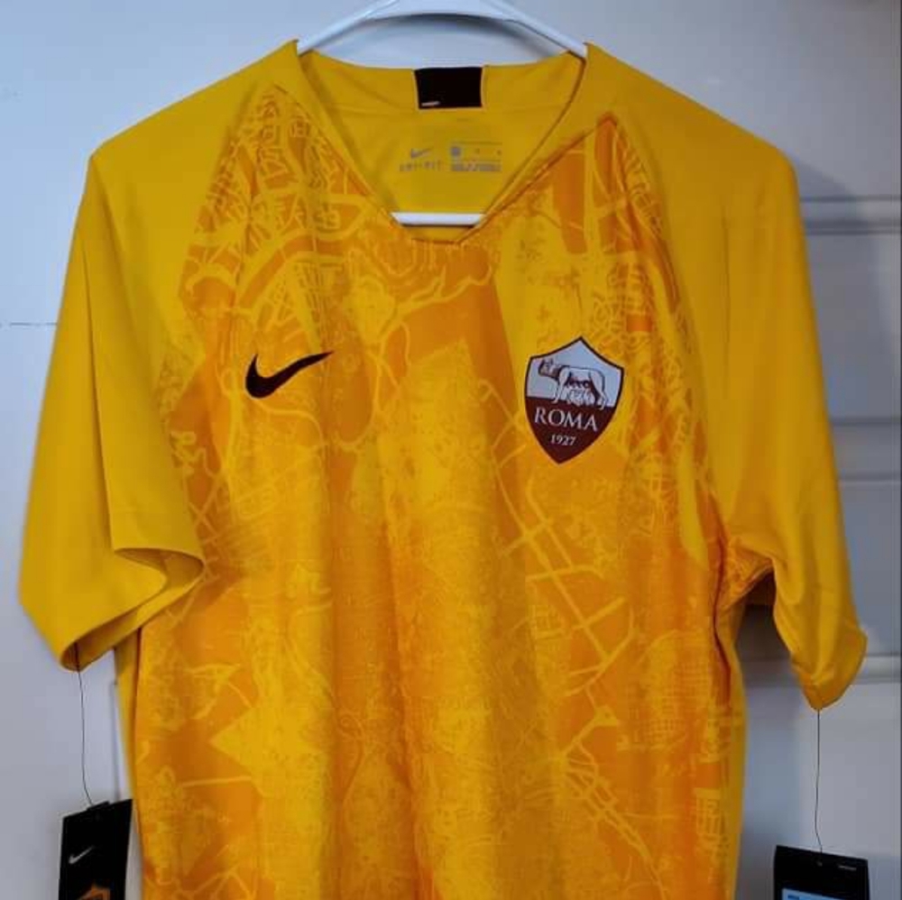 AS ROMA NIKE SOCCER SHIRT
BRAND NEW WITH TAGS SIZE